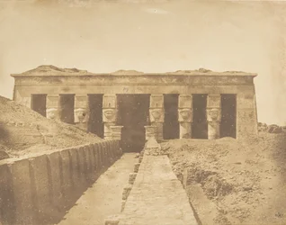 デンデラー・テンティリスのアソー神殿のファサード（1849-50年）。