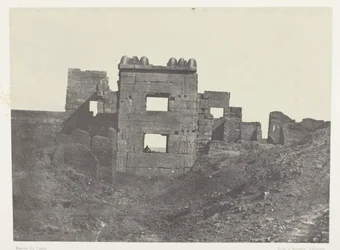 Medinet-Habou、Gynécée de Ramsès-Mèiamoun の東側ファサード。 テーベ