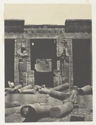 Medinet-Habou、Ramses-Méiamoun の宮殿のペリスタイルの東部。 テーベ