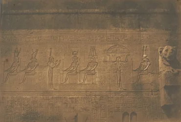 デンデラー・テンティリス大寺院の後部ファサードの彫刻（1849-50年）。