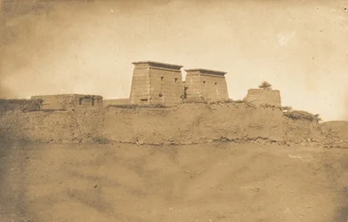 コンス神殿のピロネスとカルナック村の一部の眺め、1849～50年。