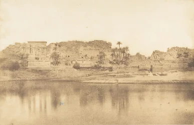 フィラエ島の全景（東から撮影、1849-50年）。