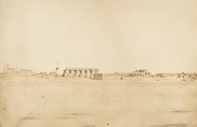 西テーベから撮影されたルクソール遺跡の全景（1849-50年）。