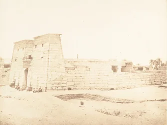 コンス神殿の全体像、テーベのカルナック、1849～50年。