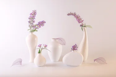白い花瓶とラベンダーの花