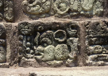 象形文字の階段にあるコパンの街のグリフ、古典的な後期（600〜900年）
