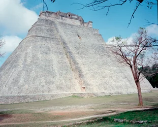 プレコロムビア文明：プウク様式の古代マヤの首都ウクスマル遺跡の上部神殿の様子。北ユカタン州、西暦600〜900年。メキシコ