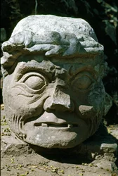 コパンの老人と呼ばれる老人の頭の石像、11番神殿