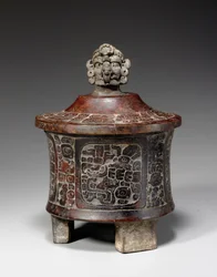 マヤの蓋と彫刻が施された三脚容器、c.250-450