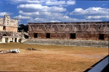 尼僧院の四角い東棟、古典期マヤ後期、西暦700〜900年頃（写真）