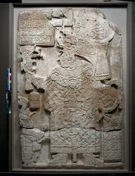 石碑の正面、古典派、「ワカ」、グアテマラ、692年（石灰岩）