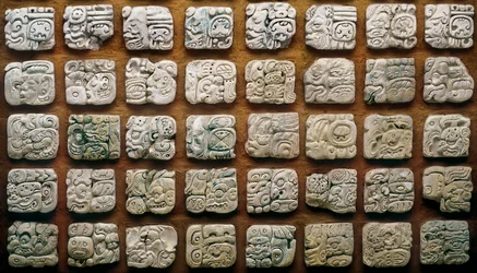 マヤ暦（320-1697）異なるグリフ（彫刻された石）で構成される