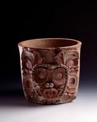 先コロンブス期美術、マヤ文明、古典期：太陽神の表現で装飾された壺。グアテマラ、ペテン出土。高さ22 x 幅25.4センチメートル。グアテマラ、国立考古学民族学博物館