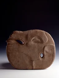 プレコロンビア美術、マヤ文明、古典期：鹿の頭部を象った石彫の斧（zoomorphic axe）。寸法26.5 x 幅19.5 cm グアテマラ国立考古学・民族学博物館