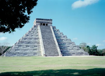 先住民族の文明：ユカタン地方のチチェン・イッツァ遺跡の風景。マヤ文明、古典期とマヤ・ルネッサンス、西暦750〜1200年。メキシコ