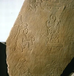 古典期前期（250～600年）、グアテマラ、カミナルジュユ出土、人物像を刻んだスラブ（石材）