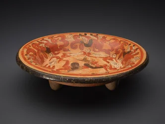 神Nとハナグマの三脚プレート、西暦600〜900年（セラミック）