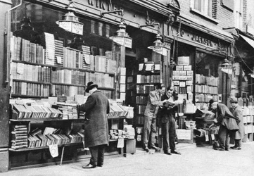 1926-1927年にロンドンのチャリングクロスロードにある書店。