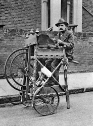 ナイフとはさみグラインダー、ロンドン、1926-1927