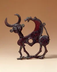 東洋古美術：雌鹿を踏みつけるアンドロケファルスの怪物を描いたブロンズ製の顎板。ルリスタン産。紀元前750年。パリ、ルーブル美術館