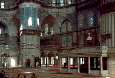 オスマン・アート：1609年から1616年にかけて建設されたブルー・モスクの内観