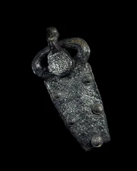 メロビンジアン美術：銀製ダマスキン鉄のベルト・バックル・プレート。西暦650-700年パリ、カルナヴァレ美術館