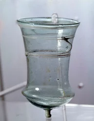 メロヴィング朝美術：ガラス器。ガリア、6世紀。サン・ジェルマン・アン・レー国立考古学博物館