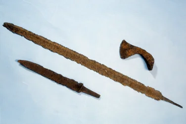 メロビンジアン美術：ノルマンディー地方の鉄製のブランコとフランシスカン（斧）。紀元475年から525年。サン・ジェルマン・アン・レイ、国立考古学博物館