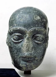 テロー（古代ギルス）からの男性の頭（頭を剃ったGudeaとして知られています）ネオスメリアン、紀元前2120年頃（閃緑岩）
