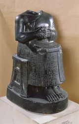 建築家としてのGudea王子（紀元前2170〜2130年）の頭のない像。テルロー（ゲルス古代）紀元前2100〜2000年（閃緑岩）