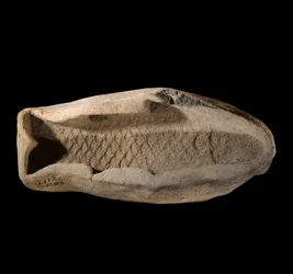 メソポタミー：魚の形をしたテラコッタの型。紀元前1800年頃。マリ王ジムリリム宮殿の王室用食器より。パリ、ルーブル美術館