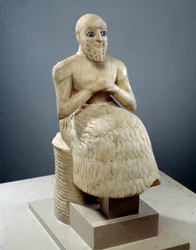 メソポタミア美術：管理官エビフ・イルの像。紀元前2500年頃のアラバスター、貝、ラピスラズリ、片岩による彫刻（シュメール時代、紀元前2900-2200年頃）。マリ出土。高さ：0.525m。