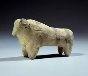 メドポタミー：帯状に描かれたテラコッタ製の雄牛の像。オベイド時代（紀元前5000〜4000年）紀元前4700〜4200年。パリ、ルーブル美術館
