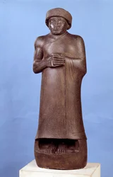 メソポタミア：ラガシュ市の総督グデアの、銘文のない閃緑岩像。紀元前2150年頃。新シュメール時代（紀元前2150-2000年頃）。寸法 1.07 x 1.36 m。パリ、ルーヴル美術館
