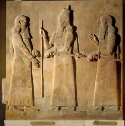 東洋の古代美術：アッシリア王サルゴン2世（シャールーキン）の宮殿からイラクのコルサバド（クンサバド）に出土したサルゴン2世が高官に命令する様子を表すアルバスター・レリーフの詳細。紀元前722〜705年。パリルーヴル美術館