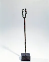 東洋美術：二文字のピン・ヘッド・デコレーション青銅器、紀元前3300〜3200年頃（メソポタミア、ウリック時代）。テッロ産。高さ18cm。パリ、ルーヴル美術館（Musee Du Louvre