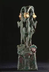 紀元前1750年頃、メソポタミア南部ラルサ出土、3頭のヤギから成る聖なる木（ブロンズ・金製