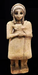 簡素な衣装を着た女性崇拝者の像、クファジャ、メソポタミア、前2650～2550年頃（石膏