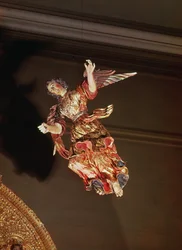セントジョセフ礼拝堂の祭壇画の上の天使（木を塗ったもの）