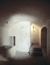1530年頃にミケランジェロが隠れていたと思われる部屋の裸体の壁画（漆喰の木炭）