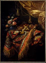 静物 テーブルクロスの上でポーズをとる果物や花。ミケランジェロ・カンピドリオ（1610-1670）の絵画 17世紀 レンヌの美術館蔵