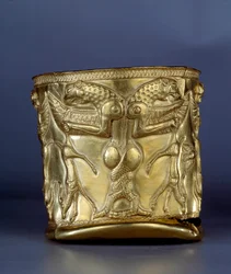 古代美術 東洋: エレクトラム製のカップで、温室が絡み合った怪物を表現したもので、紀元前1200年頃。イラン北部産。パリ、ルーヴル美術館