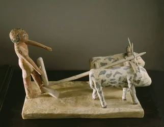 2頭の雄牛（塗られた木）によって描かれたすきを先導するすきの男の葬式モデル