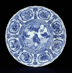 二重ひょうたんに海を渡るLi Tiegvaiで描かれた青と白のクラーク大皿、万里時代、1594-1610（磁器）