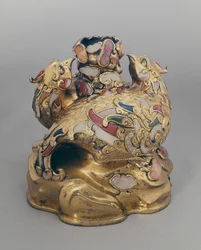 岩の上のフェニックスの形で中国の金箔銅ワイン容器