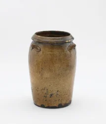 3つのラグのある瓶（灰釉の石器）
