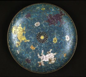 銅と七宝の皿、明時代（1368～1644）。