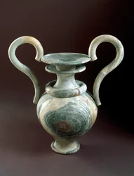 ミノア美術：大理石で作られた礼拝用の花瓶。紀元前1450年。クレタ島ザクロスのラスティック盆地から。79 cm Heraklion, national archeological museum - Minoan art: volutes handles with cult amphora with veined marble, from a lustral basin at Zakros, Crete.79cm1450 B