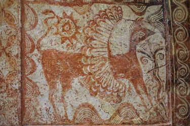 切妻蓋のある胸のラルナックス。 紀元前1370～1300年