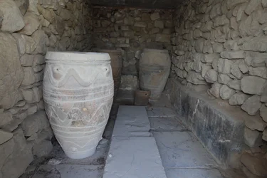 ミノア時代の遺跡ファイストス。巨大なピトイ（貯蔵用の壺）の雑誌。これらの壺には、円盤やロープの模様が浮き彫りにされている。